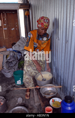 Une femme prépare la nourriture dans un hôpital de la ville portuaire de Tanga, Tanzanie Banque D'Images