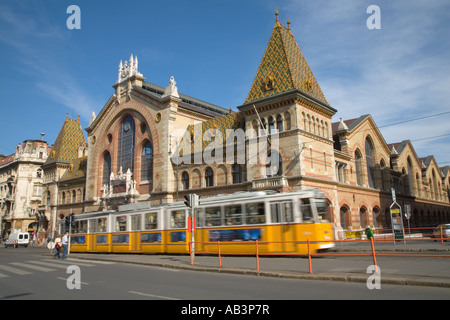 L'extérieur de l'Nagycsarnok le grand marché central de Budapest avec un tram passant Banque D'Images