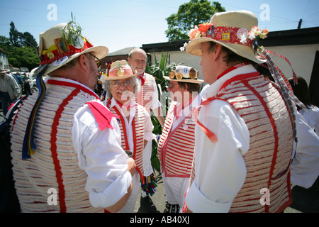 Morris Dancers de Thaxted au grand rassemblement Morris Ring Thaxted Essex Bretagne 02 03 juin 2007 Banque D'Images