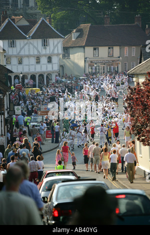 Spectateurs faisant leur façon de voir les danseurs Morris Morris à la grande collecte d'anneau de Thaxted Essex Grande-bretagne UK Banque D'Images
