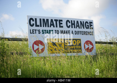 Signe de protestation de l'ESS sur les terres agricoles près de l'emplacement proposé d'une deuxième piste à l'aéroport de Stansted, Angleterre Royaume-uni Banque D'Images