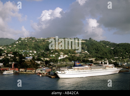 La Grenade St Georges Harbour dans le sud de la mer des Caraïbes de l'est vue aérienne semi sur le port avec bateau de croisière Carousel Banque D'Images