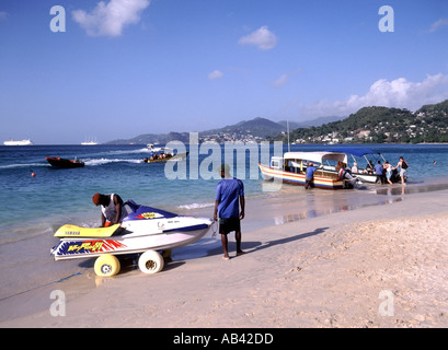 La baie de Grand'Anse près de St Georges Grenada cruise ship port de touristes à la plage, les bateaux de croisière amarré loin Banque D'Images