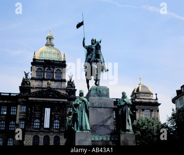 Monument St Venceslas avec l'au-delà, de la Place Venceslas, la Nouvelle Ville, Prague, République tchèque. Banque D'Images