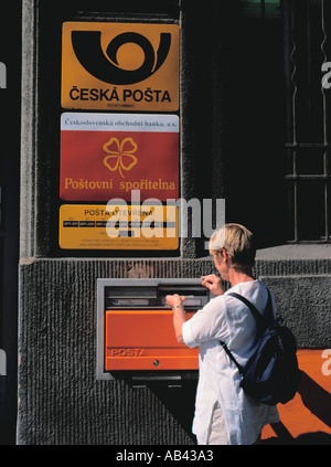 Poster une lettre dans un bureau de poste, Prague, République tchèque. Banque D'Images