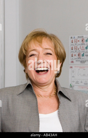 L'ancien ministre de l'industrie britannique Margaret Hodge MBE lors d'une visite au CCMC Micro Technology en 2007 à Great Yarmouth. Banque D'Images