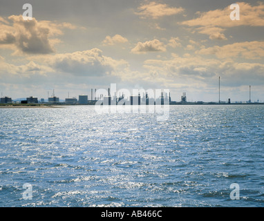 Panorama d'une raffinerie pétrochimique sur les sables bitumineux d'étanchéité, vu du Tees estuaire, Teesside, Angleterre, Royaume-Uni. Banque D'Images