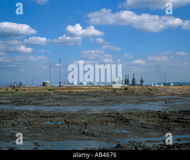 Panorama d'une raffinerie pétrochimique vu plus de terrains vagues, des sables bitumineux d'étanchéité, Teesside, Angleterre, Royaume-Uni. Banque D'Images