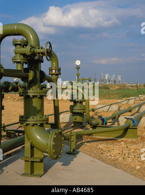 Les tuyauteries, robinets, soupapes et jauges, avec raffinerie pétrochimique dans la distance ; Joint de sables bitumineux, Teesside, Angleterre, Royaume-Uni. Banque D'Images