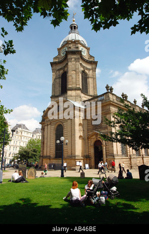 Les gens assis dans la Cathédrale St Philips de gounds Birmingham UK Banque D'Images