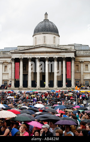 Parasols à la 2007 Londres Gay Pride Mars rassemblement à Trafalgar Square Banque D'Images