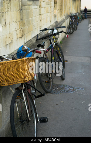 Rangée de vélos garés sur la chaussée noire contre le bâtiment le long d'Oxford street Angleterre Banque D'Images