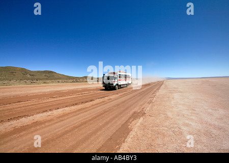 Un camion de l'aventure terrestre comme il se déplace le long d'un chemin de terre isolé dans l'Altiplano bolivien. Banque D'Images