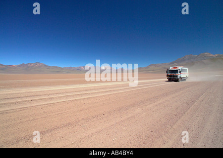 Un camion de l'aventure terrestre comme il se déplace le long d'un chemin de terre isolé dans l'Altiplano bolivien. Banque D'Images