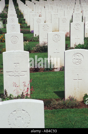 Des tombes de guerre Cimetière Ranville Calvados Normandie France Banque D'Images