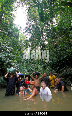Un groupe de touristes posent pour la caméra dans la forêt amazonienne équatorienne. Banque D'Images