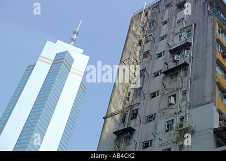 La juxtaposition d'un ancien immeuble et le Central Plaza gratte-ciel dans le quartier central de l'île de Hong Kong. Banque D'Images