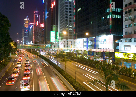 Une vue des gratte-ciel et le trafic avec effet de flou et de lumière le long des sentiers de la station de métro Gloucester Road sur l'île de Hong Kong dans la soirée Banque D'Images