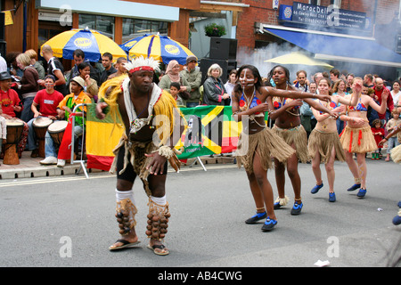 Street dancers. Cowley Road carnaval, Oxford, Angleterre Banque D'Images