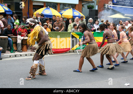 Street dancers. Cowley Road carnaval, Oxford, Angleterre Banque D'Images