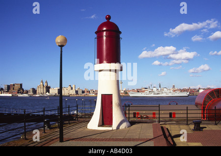 Toits de Liverpool et le porte-avions HMS Invincible Liverpool Merseyside England Banque D'Images