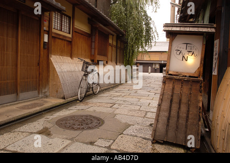 Une ruelle tranquille avec des restaurants et maisons de thé en bois traditionnel dans le Japon Kyoto Gion Banque D'Images