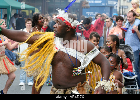 Street dancers. Cowley Road carnaval, Oxford, Angleterre Banque D'Images