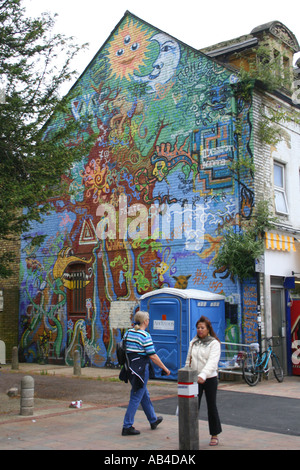 Bâtiment peint, Cowley Road carnaval, Oxford, Angleterre. Banque D'Images