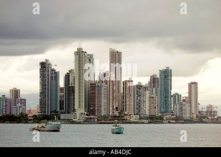 Skyline gratte-ciel de la zone centrale de la ville de Panama sur un ciel gris nuageux jour. Banque D'Images