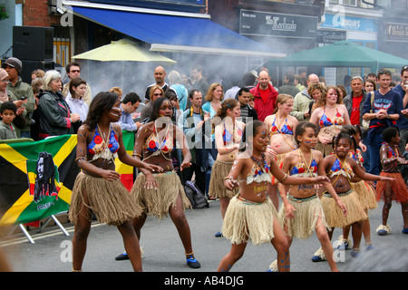 Street dancers. Cowley Road carnaval, Oxford, Angleterre Banque D'Images