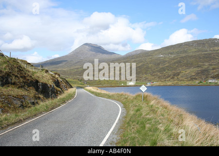 Route de campagne étroite conduisant à la pointe d'un Cliseam sur Isle of Harris Hébrides extérieures en Écosse Mai 2007 Banque D'Images