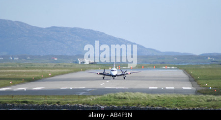 Avion à hélice, à l'atterrissage à l'aéroport de Benbecula Hébrides extérieures en Écosse Juin 2007 Banque D'Images