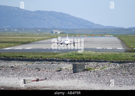 Avion à hélice, à l'atterrissage à l'aéroport de Benbecula Hébrides extérieures en Écosse Juin 2007 Banque D'Images