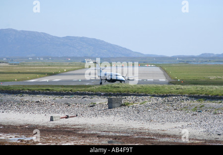 Avion à hélice sur la piste l'aéroport de Benbecula Hébrides extérieures en Écosse Juin 2007 Banque D'Images