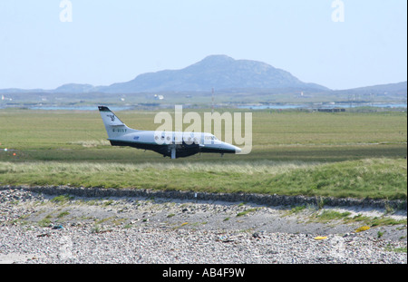 Avion à hélice sur la piste l'aéroport de Benbecula Hébrides extérieures en Écosse Juin 2007 Banque D'Images