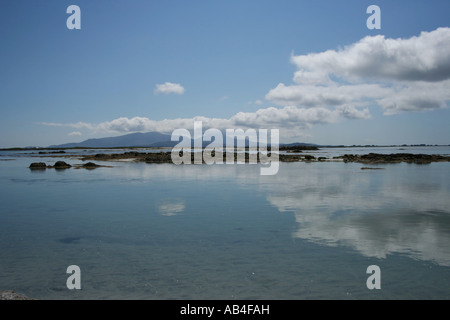 Pics d'Thacla et Beinn Mhor sur South Uist compte vu de Benbecula Hébrides extérieures en Écosse Juin 2007 Banque D'Images