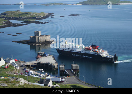 Clansman partie de la flotte de caledonian macbrayne arrivant à castlebay avec kisimul castle isle of barra écosse juin 2007 Banque D'Images