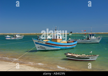 Le Portugal, l'Algarve, Cabanas, bateaux de pêche amarrés dans le lagon Banque D'Images