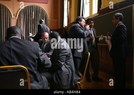 Les hommes d'affaires autonomes de minorités noires et ethniques rencontrez à Ealing Town Hall London UK. Banque D'Images