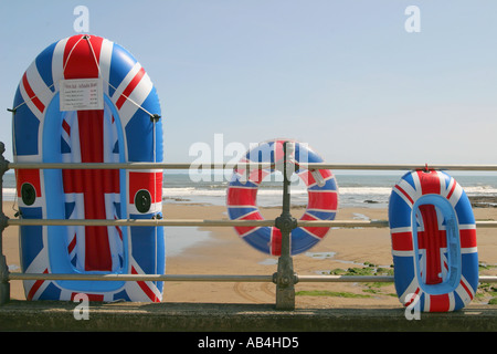 Un bateau pneumatique et piscine anneau pour vendre sur le front de mer à Scarborough, Yorkshire, UK. Banque D'Images