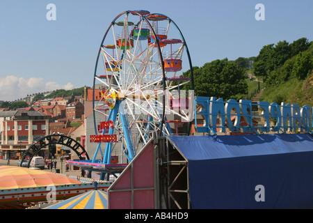Grande roue et fête foraine à Scarborough, Yorkshire, UK. Banque D'Images