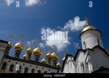 Église de la déposition de la Robe à côté de dômes dorés des Palais Terem, Kremlin, Moscou Banque D'Images