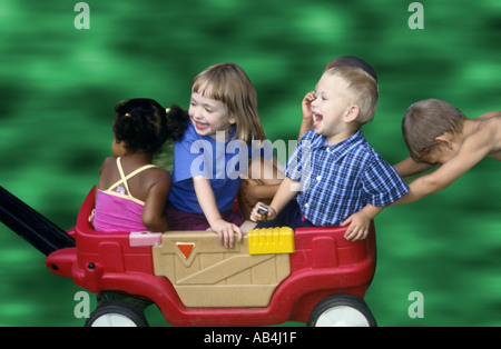 Les enfants équitation dans un chariot rouge Banque D'Images