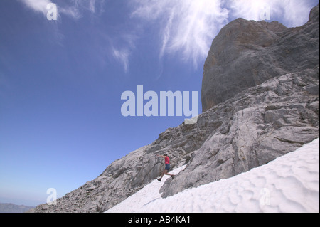 Les femmes sautant de roche en pente de neige ci-dessous Naranjo de Bulnes Parc National Picos de Eoropa espagne Banque D'Images