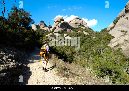 Sentier dans le massif de Montserrat, en Catalogne, Espagne Banque D'Images