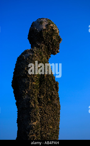 Anthony Gormly statue, silhouetté contre un ciel bleu, Crosby Beach Banque D'Images