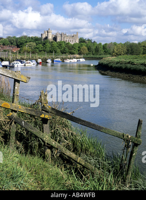 Vu de l'Arundel Castle River Arun numérisées à partir de diapositives de format moyen Banque D'Images