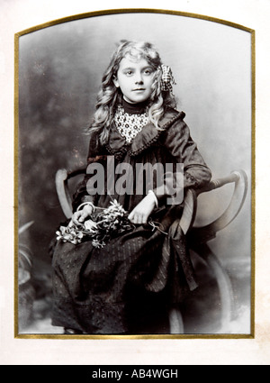 Photographie victorienne d'une jeune fille dans un album de l'époque victorienne Banque D'Images