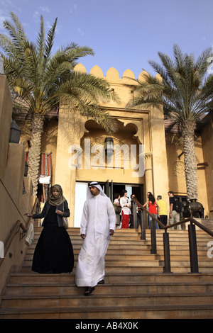 Couple arabe en costume traditionnel marche dans la Madinat Jumeirah, Dubaï Banque D'Images