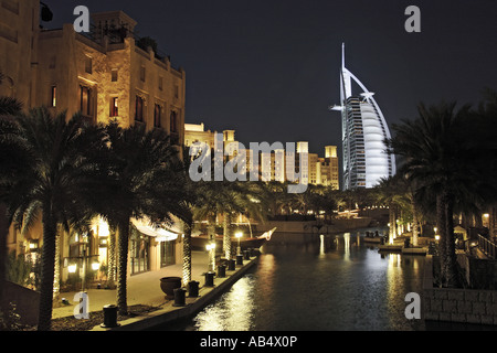 Burj al Arab hôtel à la nuit, vue sur Madinat Jumeirah, Dubaï Banque D'Images